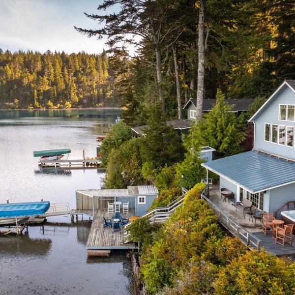1M-Dollar Lakefront View, Private Dock, Kayaks, Hot Tub, Game Room, BBQ, Family