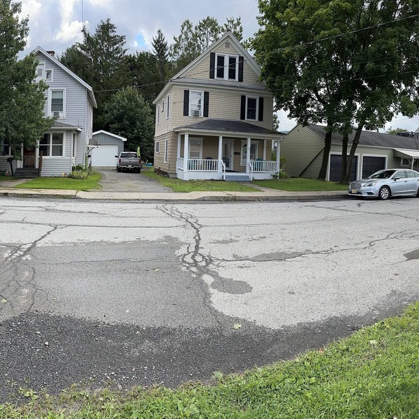 1st Class Rentals - Munson Manor III - 5 Bedroom 2 Bathroom House