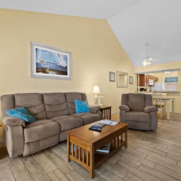 2/2 Vaulted Ceiling 10 Min to beach on golf course