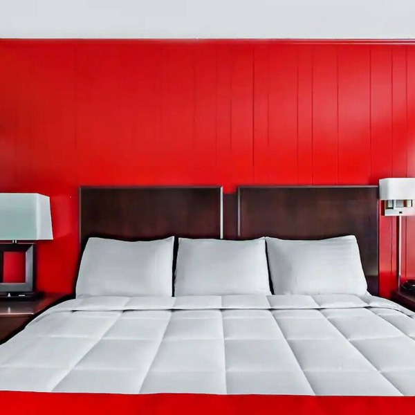 2 Affordable King Bed Rooms Near Ridgeland Dining + Entertainment