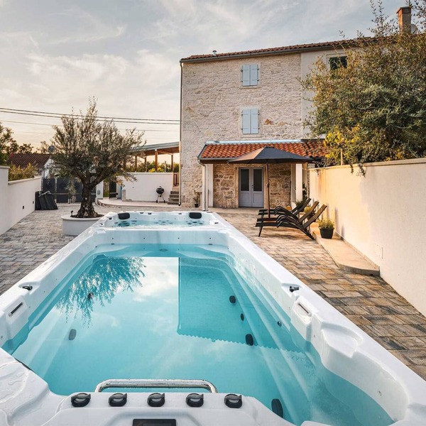 2 BD villa with pool, jacuzzi for up to 4 people