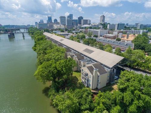 2 BDR Riverfront Living in Downtown Nashville