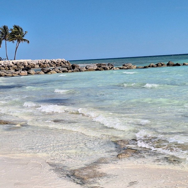 2-bdrm condo in Freeport, steps from the pool and beach with beach chairs &WiFi.