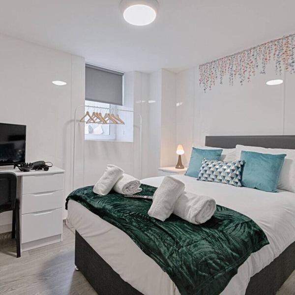 2 Bed 2 En-Suites Kitchen Contractor Base
