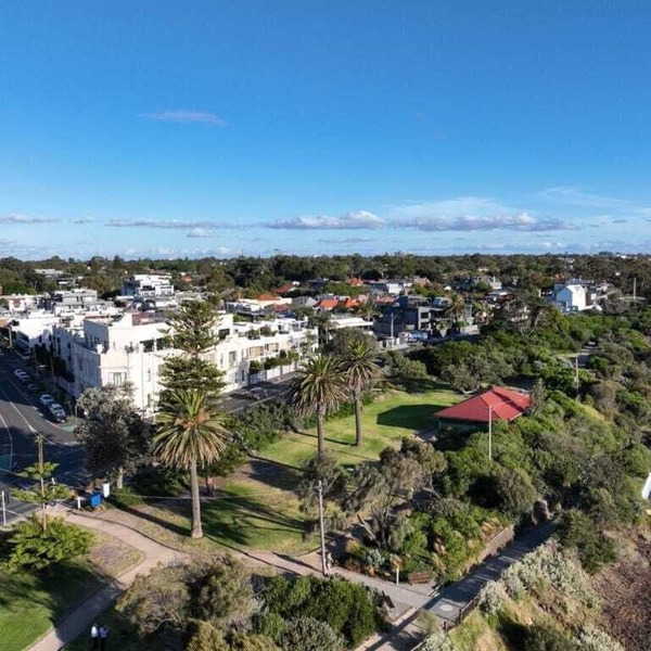 2 bed apartment for up to 6 people in awesome beachside Hampton