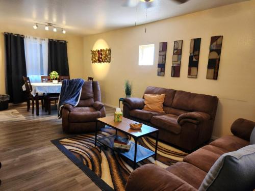 2-bed condo, cook-ready kitchen, and laundry, 5-8 minutes from University of Arizona and downtown Tucson