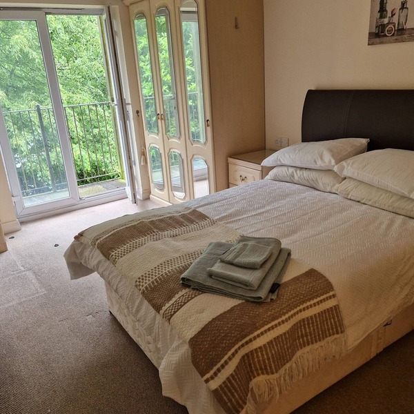 2 Bed Flat - Sleeps 4 - Parking - Wifi