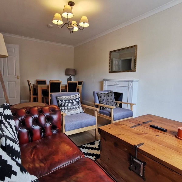 2 bed right on Leith Walk 15 min walk to Waverly !