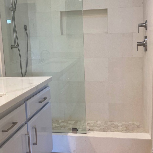 2 bed spacious condo steps from beach + pool!