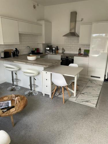 2 bed- walkable train and beach apartment