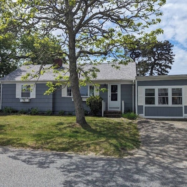 2 Bedroom, 2 Bath, 1100 sqft, sun porch, eat in kitchen, Washer/Dryer, Gas Grill