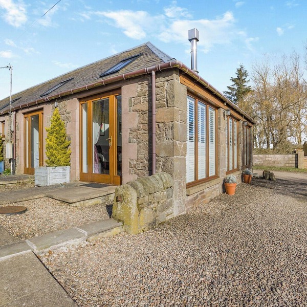 2 bedroom accommodation in Tealing, near Dundee