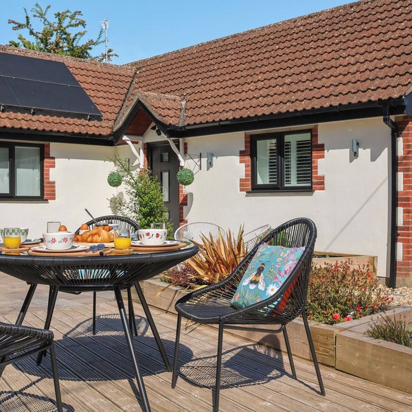 2 bedroom accommodation in Somerset, near Chard