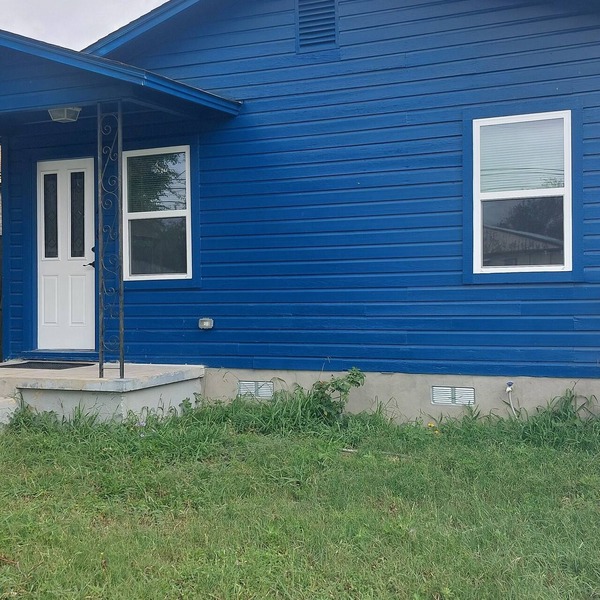 2-bedroom in E. Austin Central. Pet friendly, wifi, full kitchen,off st parking.