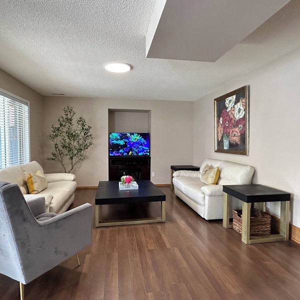 2-bedroom King Suite near Spruce Meadows