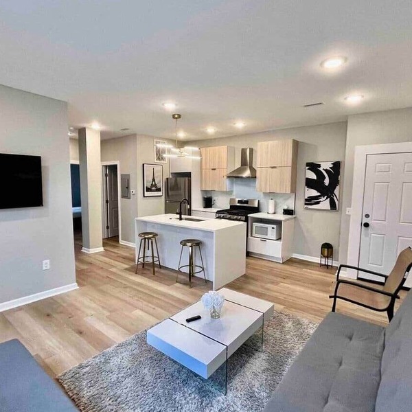 2 bedroom, kitchen 1block to beach ,parking.unit 8