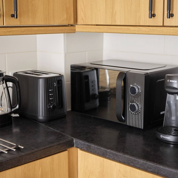 2 Bedroom London Home Sleeps 4 | Parking, Garden & Fast Links to Central London