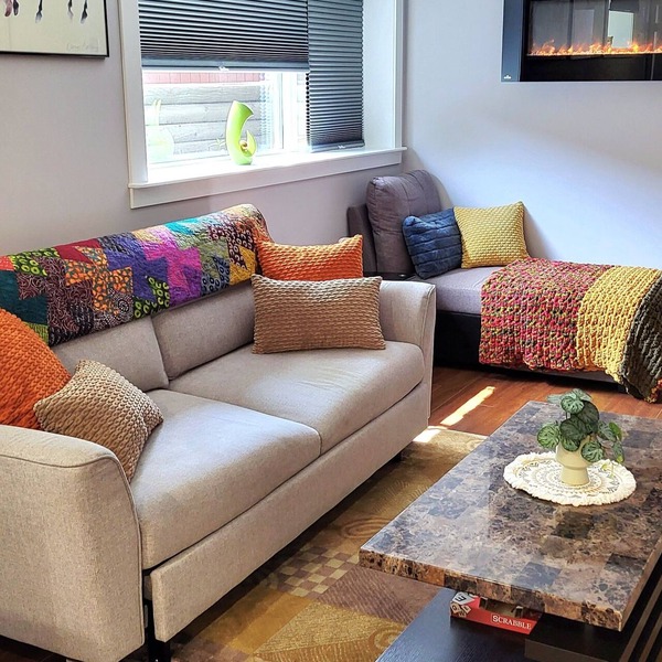 2-bedroom lower suite. 10 mins to downtown, Calgary Zoo, Saddledome & Max Bell