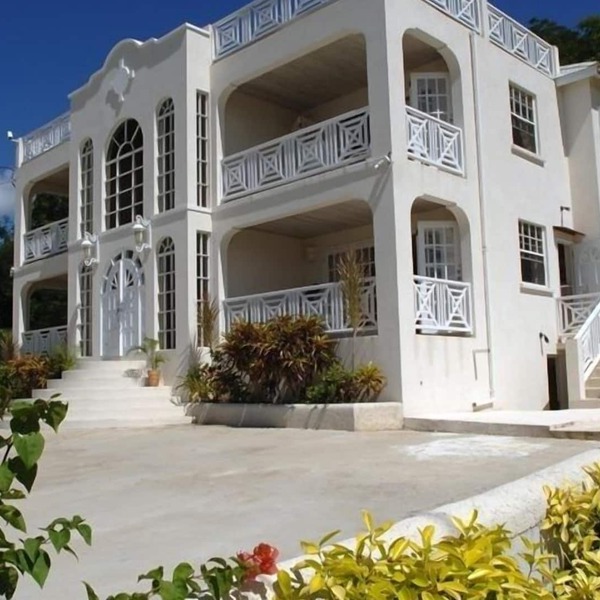 2 Bedroom Luxury Apartment with pool and stunning sea view