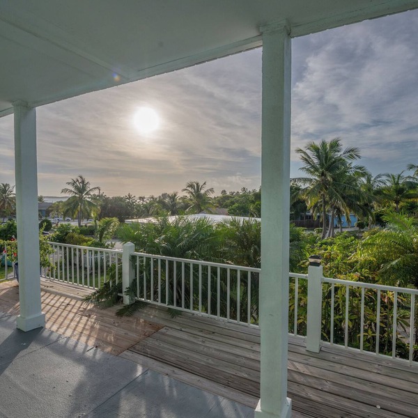 2 BR/2 BA tropical villa-Beach is 2 min. walk