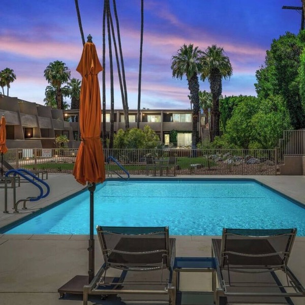 2 BR Chic Mid Century located in the heart of Palm Springs w/stunning pool