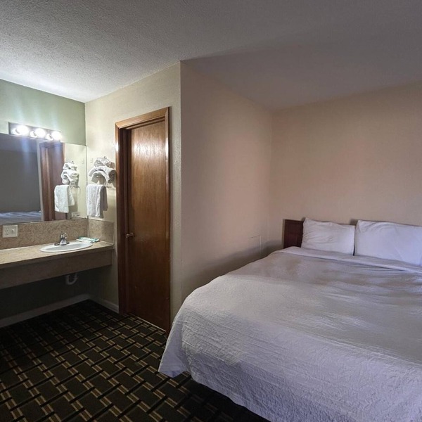 2 Budget-Friendly Rooms w/Free Parking Ideal for Short Stays or Road Trips
