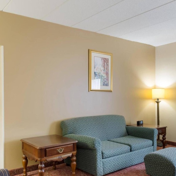 2 Budget-Friendly Rooms near Fresco Smithfield | Free Parking & Pool Access