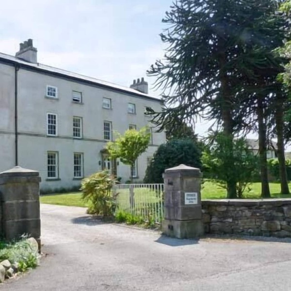 2 CARK HOUSE, luxury holiday cottage in Cark In Cartmel