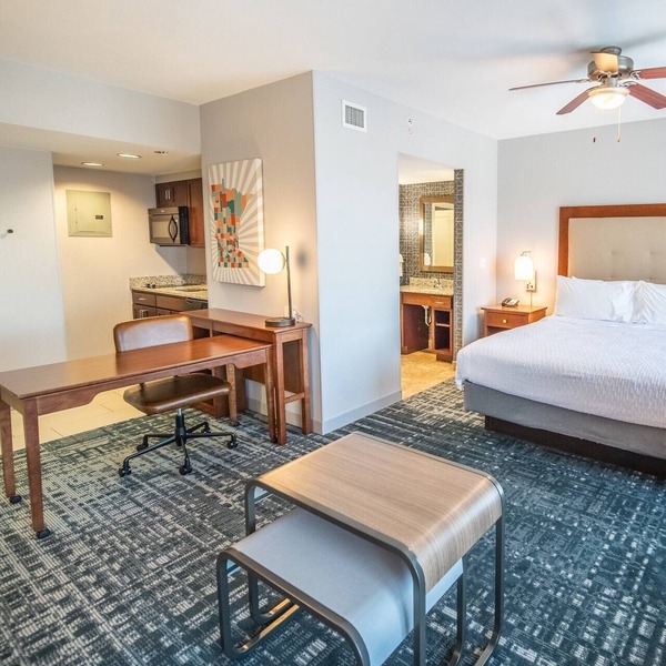 2 Comfortable Accommodation! Kitchen, Pet-Friendly, Indoor Pool, Free Breakfast!