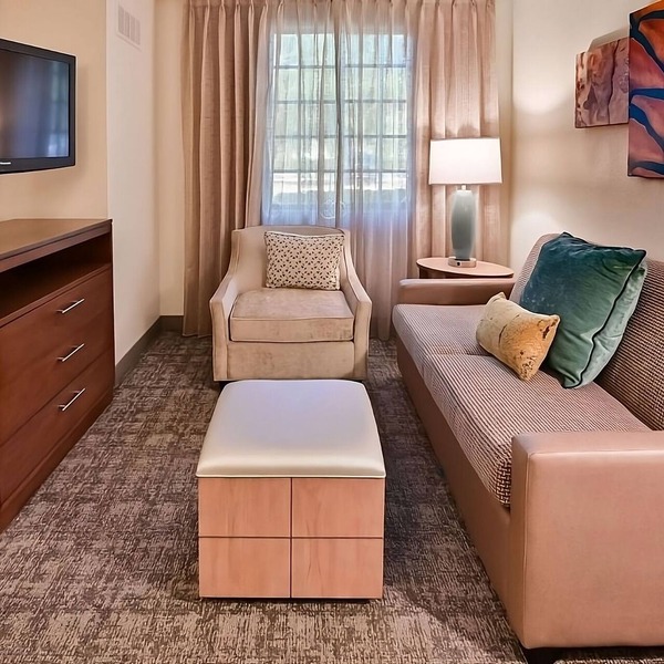 2 Comfortable Units, Outdoor Pool, Free Breakfast, Pets Are Welcome!