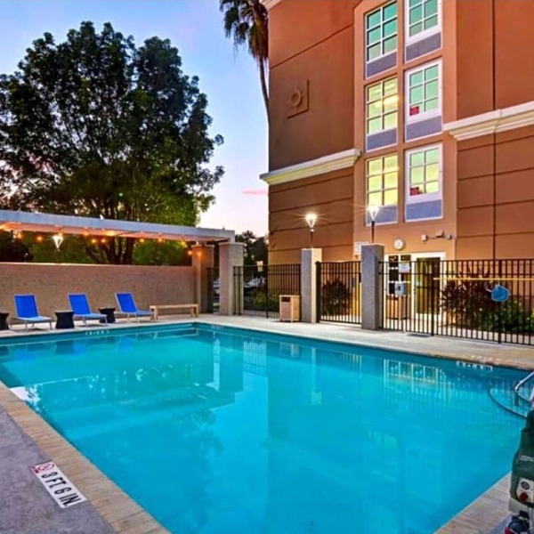 2 Conveniently Located Suites w/Full Kitchen & Comfort Near Entertainment