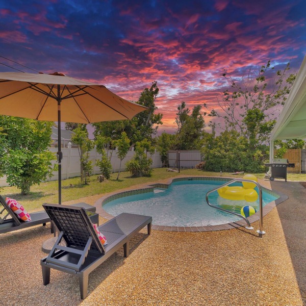 2 Kitchens + Pool + Ping-Pong + Corn Hole + BBQ + Next to Venice Downtown