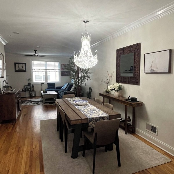 2-Level 2 bedroom, 2 1/2 bath condo near MetLife. Easy rideshare access