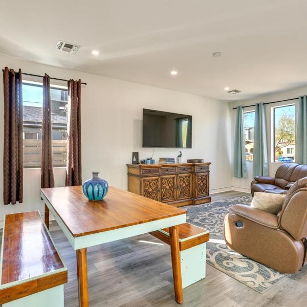 2 Mi to Dtwn Shops & Eats! Phoenix Apartment