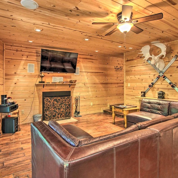 2 Mi to Town! Gatlinburg Chalet w/Hot Tub