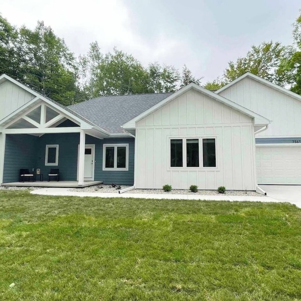 2 Neighboring Homes Sleep 24 - 8 Bedrooms/10 Baths