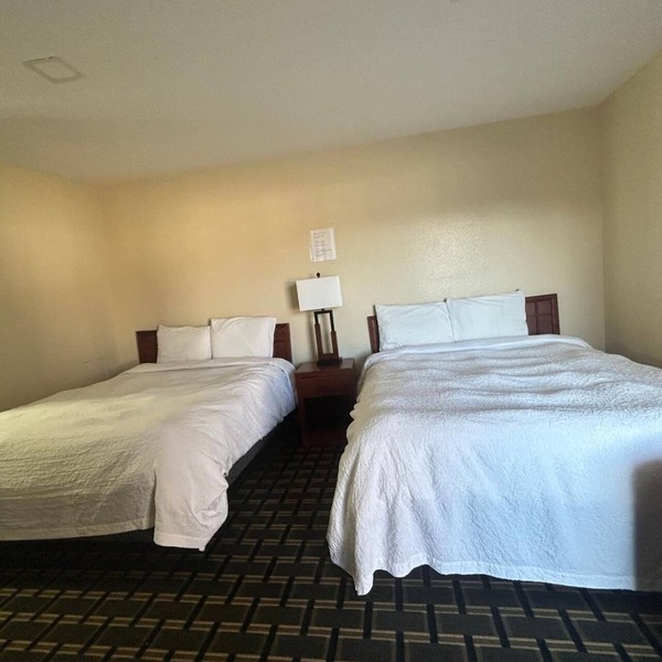 2 Peaceful & Clean Rooms Located Near Main Attractions in Broken Bow’s Center
