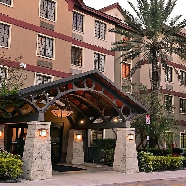 2 Pet-friendly Units, Outdoor Pool, Free Breakfast!