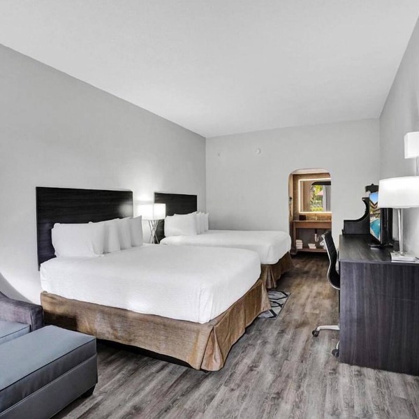2 Spacious Room, Perfect weekend getaway near attractions and beach + Breakfast!