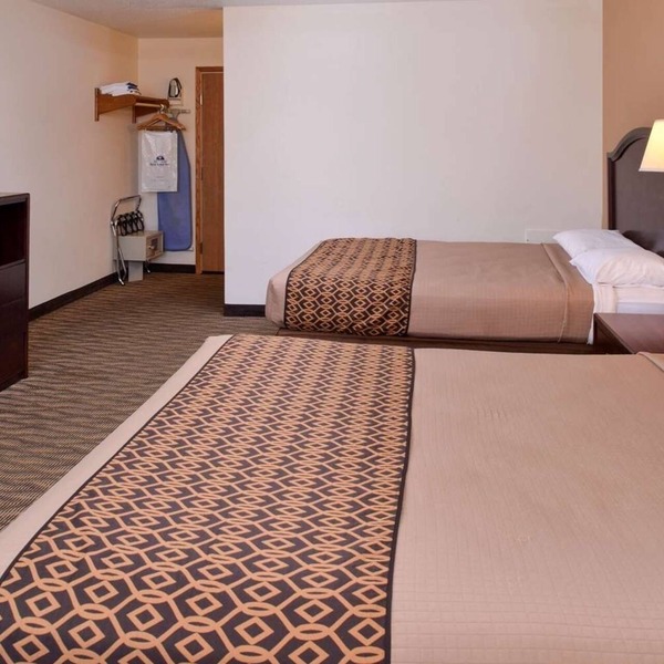 2 Spacious Rooms w/BBQ Grill and Friendly Staff – Near Highway 6