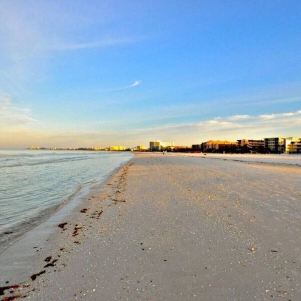 #2-Studio-Beautiful,Clean King Suite,Kitchenette,Heated Pool,3-min Walk to Beach