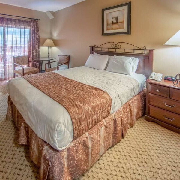 2 Units | Elegant Tahoe Escape | Natural Hot Springs & Scenic Mountains