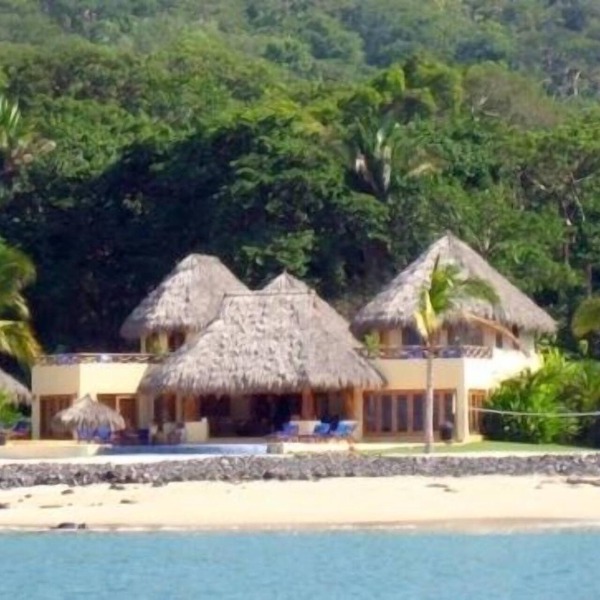 200 ft Oceanfront, Sleeps 18, Private Cook Service, Swim up bar, jacuzzi