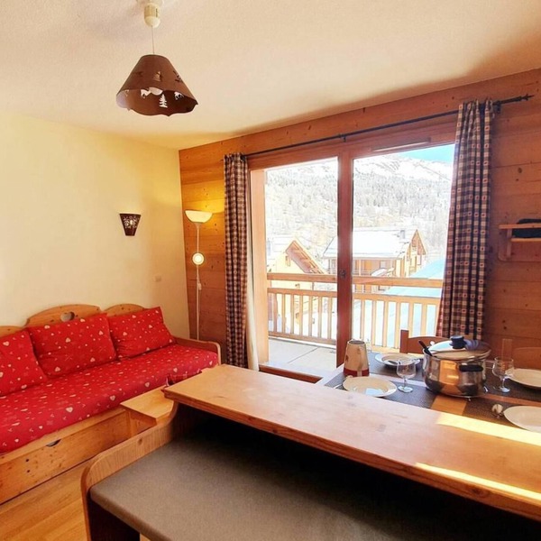 200m from shops, 4th floor, swimming pool, balcony, parking, tv, ski locker, 32m², Vars