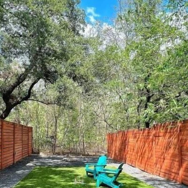 2B3B+Studio: Great yard+deck mins to downtown
