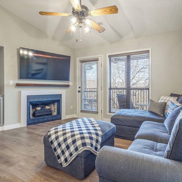 2bd/2ba, lakefront Condo, sleeps 8. Ticket DEALS and Resort Perks! Rentable Boat Slips