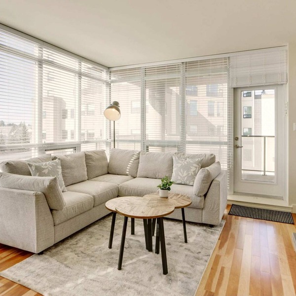 2bd.2bth. 300Mbs. Underground parking. 1000sq ft.