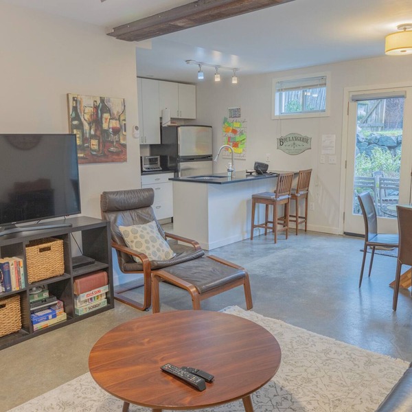 2bed-2bath Ballard Courtyard Apartment Walk to Old Ballard! Restaurants nearby!