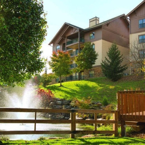 2Bed/2Bath - Smoky Mountains Retreat! Gorgeous Views, Pools, + More!