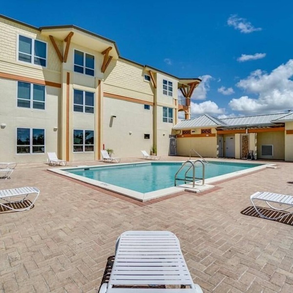 2bed/bath condo steps from the Beach. Sleeps 6-8